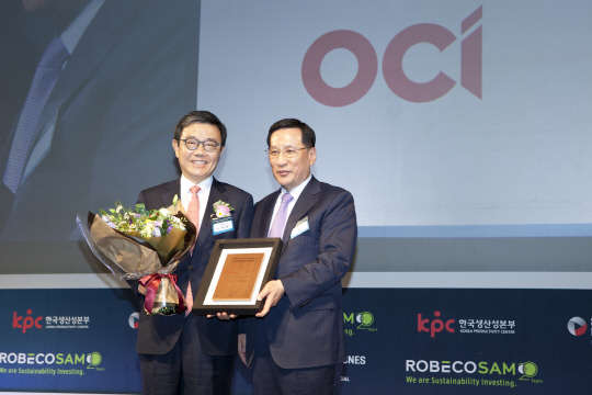 10월 28일 서울 그랜드하얏트 호텔에서 열린 2015 다우존스 지속가능경영지수(DJSI) 시상식에서 (왼쪽부터)허만 OCI 사장과 홍순직 한국생산성본부 회장이 OCI의 6년 연속 DJSI AP(아시아·태평양) 편입을 기념해 사진을 찍고 있다. <OCI 제공>